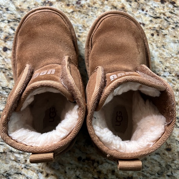 Great condition uni sex toddler uggs booties - Picture 3 of 6